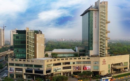 Crowne Plaza, Rohini, Rs.2400, 4.3/5.0, Delhi