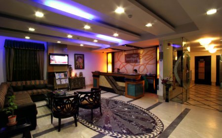 South Gate Hotel, Panchsheel Park, ₹2800–8500, 4.4/5.0, South Delhi